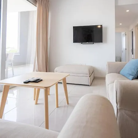 Lägenhet Hubstay Tamara Gardens 2 Bed With Pool *