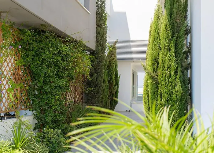 Lägenhet Hubstay Tamara Gardens 2 Bed With Pool Livadhia