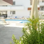 Hubstay Tamara Gardens 2 Bed With Pool *