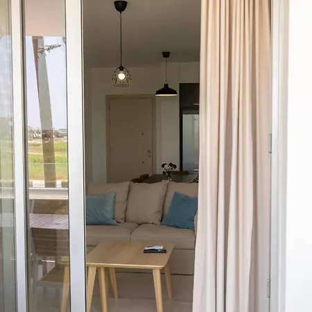 Апартаменты Hubstay Tamara Gardens 2 Bed With Pool Livadhia