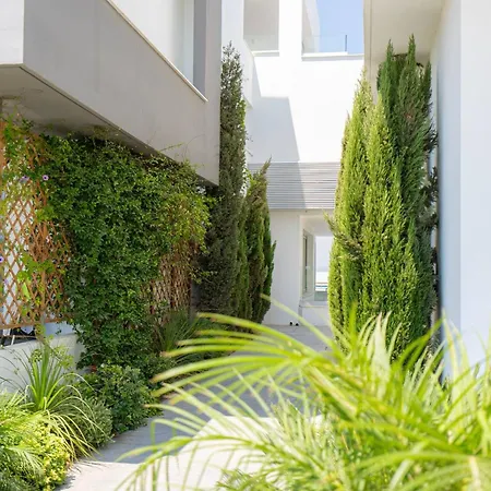 Апартаменты Hubstay Tamara Gardens 2 Bed With Pool Livadhia